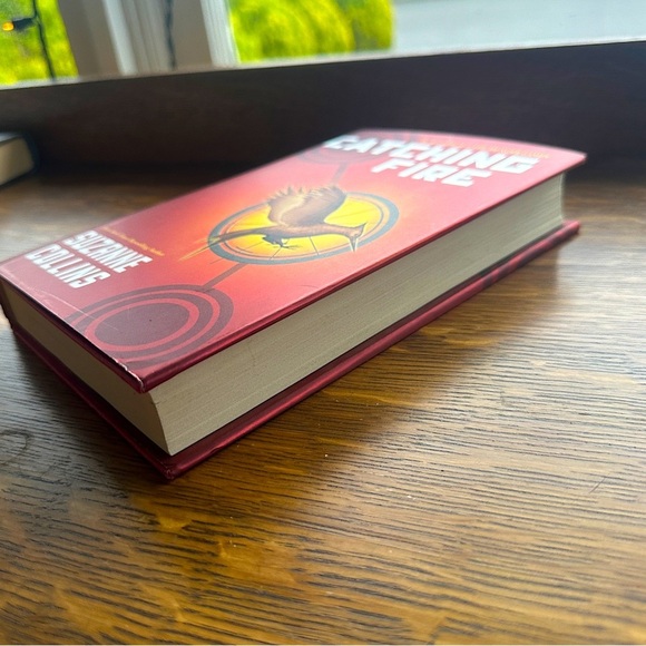 3/$20💥 Catching Fire by Suzanne Collings Fiction Literary Hardcover Book - Picture 12 of 15